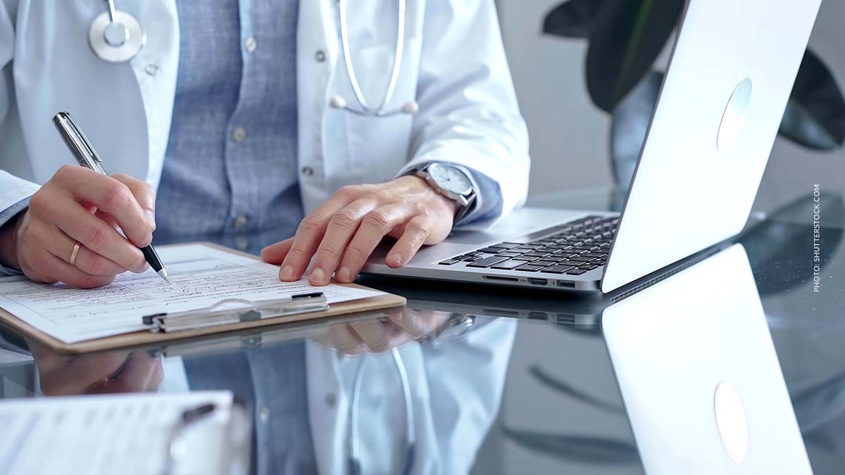 Arzt dokumentiert eine Cannabis-Verschreibung am Schreibtisch